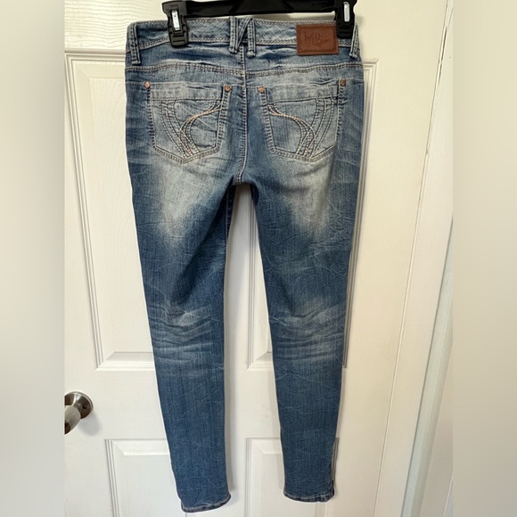 Ariya Jeans - Picture 4 of 5